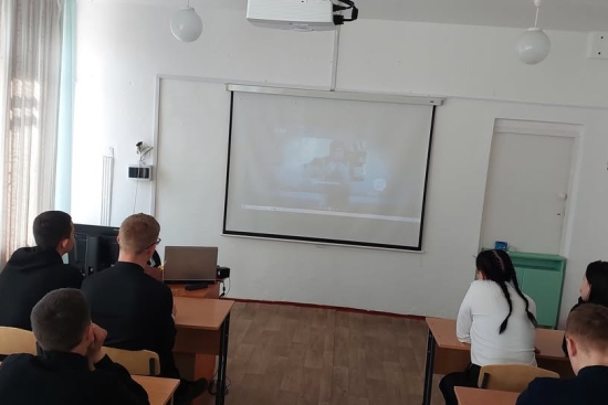 11-сынып оқушылары экстремизм мен терроризмнің алдын алу бойынша бейнероликтерді тамашалады, соңында НВ және ТҚ педагогы Д. О. Жантасов қаралған материалды  талқылады.