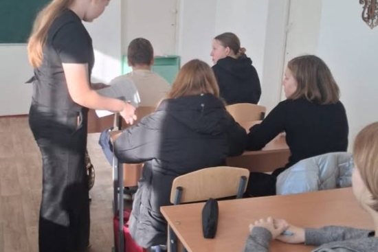 8 октября учащиеся клуба «Адал Ұрпақ» совместно с ребятами 7–8 классов провели анкетирование на тему «Что ты знаешь о коррупции?».  Цель мероприятия — выявить уровень осведомлённости школьников о понятии коррупции, её формах и последствиях, а также сформи