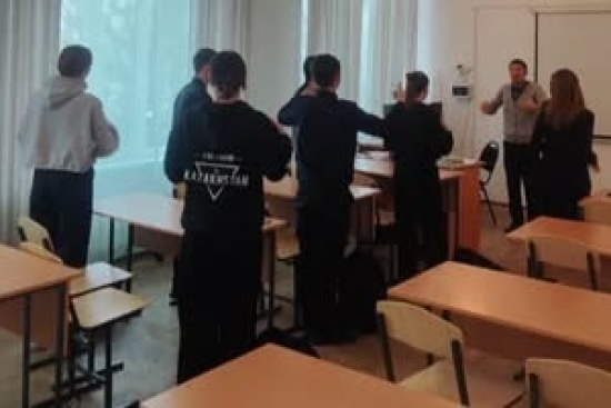 19 ноября в школе проведено нейропсихологическое занятие с использованием техники «Тело без страха», направленной на освобождение учащихся от физиологического проявления страха и снижение мышечного напряжения. Благодаря комплексу упражнений на динамическо