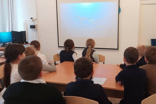 В рамках экологического просвещения учащиеся нашей школы приняли участие в круглом столе, посвящённом вопросам рационального использования воды. Ребята обсудили, почему важно беречь водные ресурсы, предложили собственные способы экономии воды дома и в шко