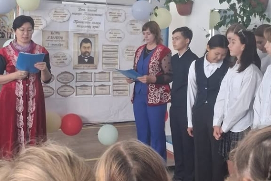 ДекадаЯзыков  #ҚазақстанХалқыТілдері  #адал_азамат 5 қыркүйекте Қазақстан халықтарының тілдер онкүндігінің салтанатты ашылуы өтті. Шара мектеп саптүзеуінде ұйымдастырылып, мерекелік әрі достық атмосферада өтті. Саптүзеу барысында туған тілдердің байлығы м