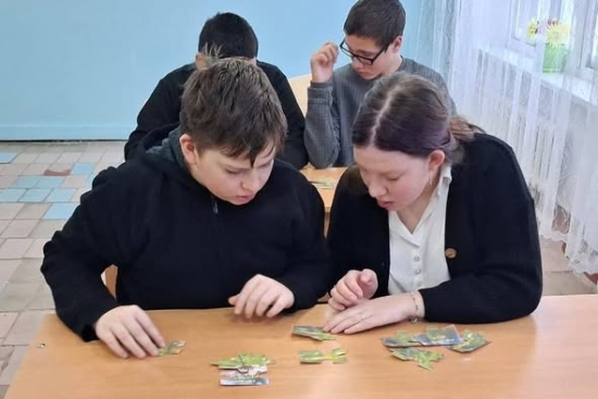 #Адал_азамат #Заңментәртіп В  рамках месячника «Закон и порядок» и единой воспитательной программы «Адал азамат»  проведена беседа на тему «Знай свои права». Цель: формирование у обучающихся правовой грамотности, уважительного отношения к закону и осознан