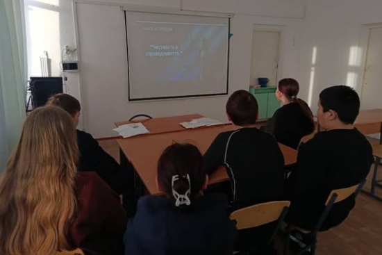 В рамках месячника «Закон и порядок» с учащимися клуба «Адал ұрпақ» прошло мероприятие — час добропорядочности «Честность и справедливость». Цель мероприятия — формирование у учащихся нравственных ценностей, правовой культуры и антикоррупционного сознания