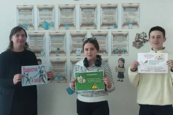 В рамках формирования правовой культуры и гражданской ответственности среди подрастающего поколения среди учащихся  7-11 классов была проведена акция  «Закон начинается с меня». В ходе акции обучающиеся познакомились с основными правами и обязанностями, у