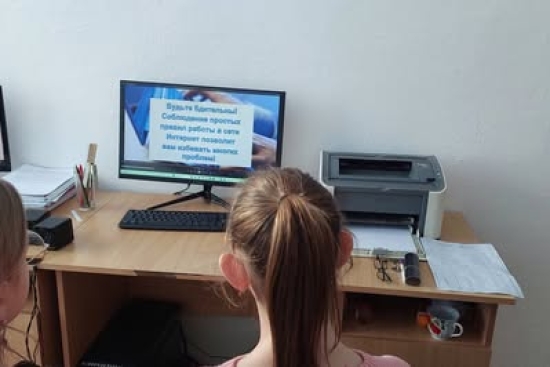 4 ақпанда тәрбие жұмысының жоспары аясында «Қауіпсіз интернеттің дүниежүзілік күні» шеңберінде информатика сабақтарында оқушылармен әңгімелер өткізілді. Әңгімелер оқушылардың цифрлық кеңістікте жауапты әрі саналы мінез-құлқын қалыптастыруға, киберқауіпсіз