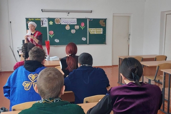 Согласно плану мероприятий по празднованию Наурыза в нашей школе был проведён классный час на тему «Наурыз – Ұлыстың ұлы күні». Цель – разъяснить учащимся значение праздника Наурыз, популяризировать традиции и обычаи казахского народа, а также национальны