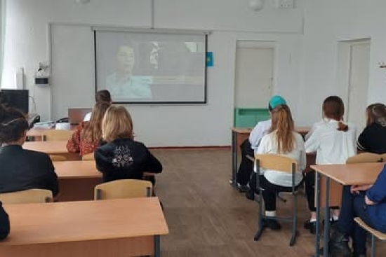 Қолайсыз ауа ре қауіпсіздік негіздерін қалыптастыру мақсатында 8-сынып оқушылары «Абайлаңыз, көктайғақ!» атты бейнероликті тамашалады.   Көру барысында оқушылар қыс мезгілінде қауіпсіз жүріс-тұрыс ережелерімен, көктайғақ кезінде жарақат алудың алдын алу ж