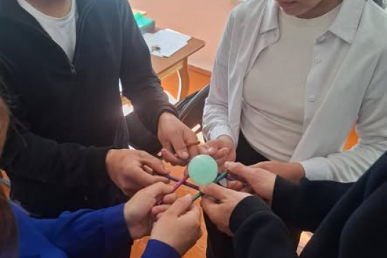 Согласно плану недели позитивных отношений «Сила в поддержке» с учащимися 9–10 классов был проведён тематический день «Мы — команда». В рамках мероприятия прошло упражнение «Мы — команда», направленное на сплочение коллектива, развитие взаимопонимания, до